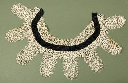 Lace collar
