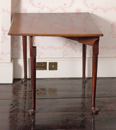 Corner table