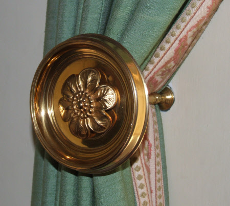 Curtain holder