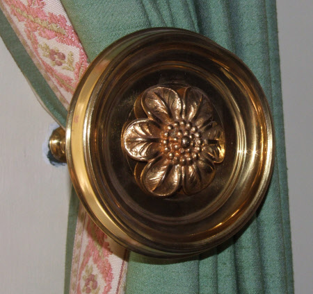 Curtain holder