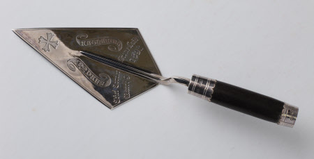Presentation trowel