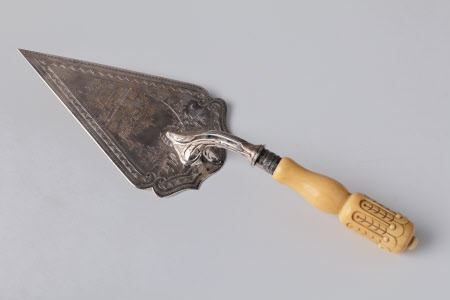 Presentation trowel