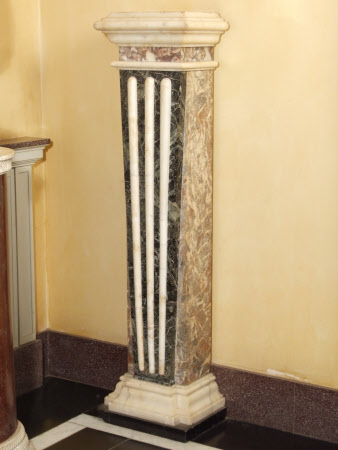 Green and white marble pillar