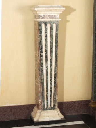 Green and white marble pillar