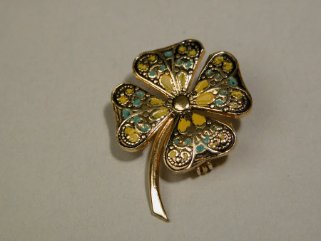 Pin brooch