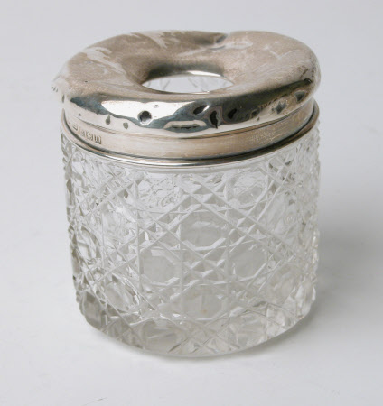 Dressing table pot
