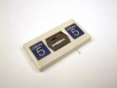 Razor blade holder