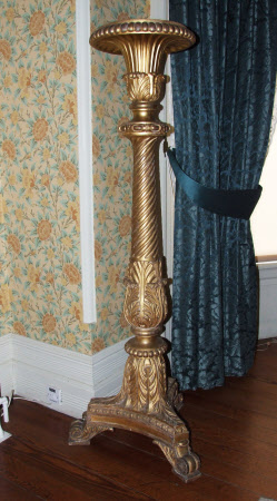 Pedestal stand