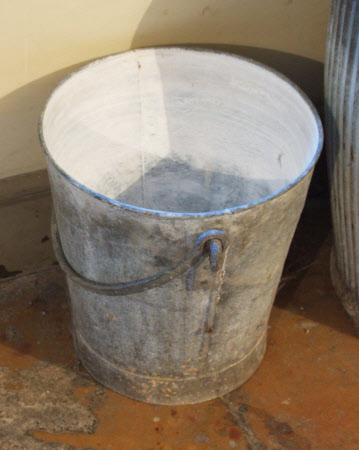 Egg preserving bucket