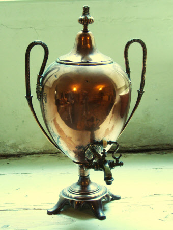 Hot water urn