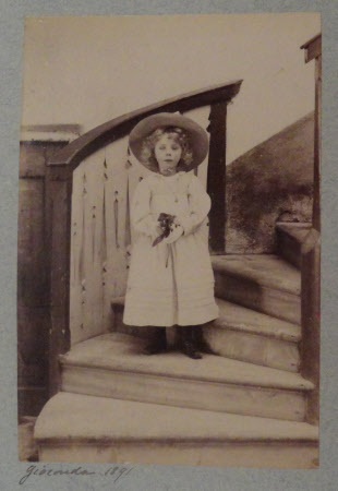 Gioconda Mary Hulton (1887-1940) Aged Approximately 4 Years, Standing On Steps 