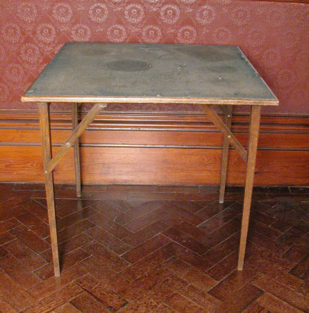 Folding table