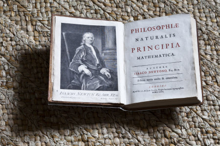 Philosophiæ naturalis principia mathematica.