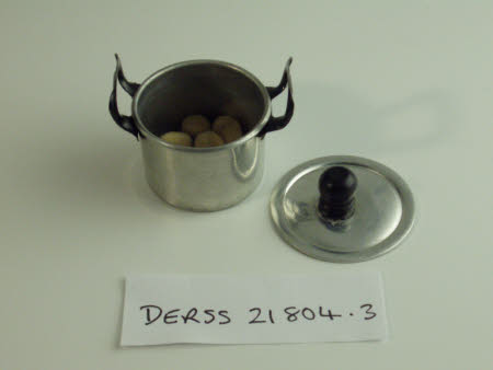 Doll's saucepan