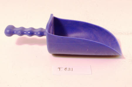 Plastic scoop