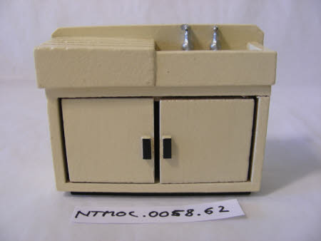 Doll's house sink unit