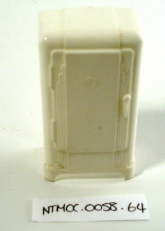 Doll's house refrigerator