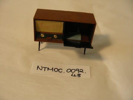 Doll's house radio