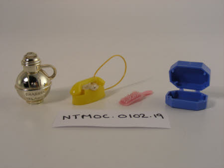 Miscellaneous doll's house items