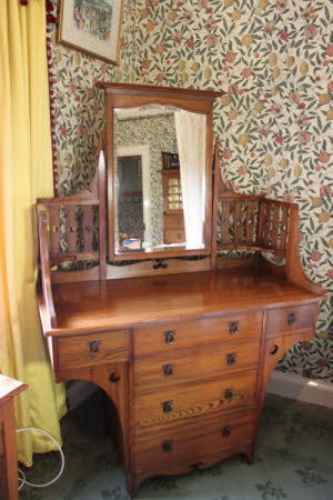 Dressing chest
