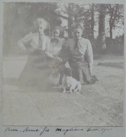 Gioconda Mary Hulton (1887-1940) with Edith Teresa Hulton, later Lady Berwick (1890-1972) and Anne ...