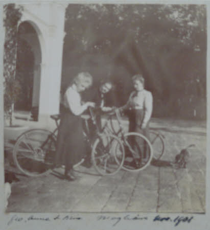 Gioconda Mary Hulton (1887-1940) with Edith Teresa Hulton, later Lady Berwick (1890-1972) and Anne ...