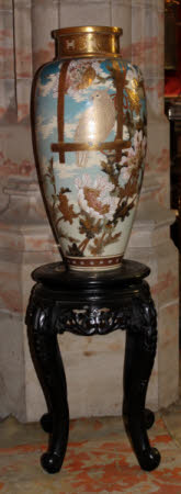 Vase stand