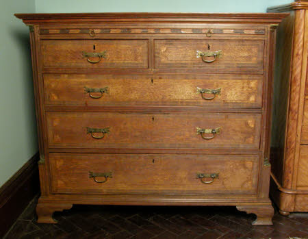Dressing chest