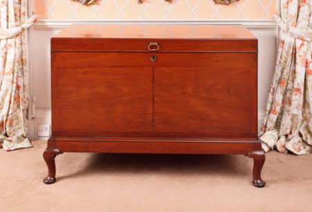 Chest-on-stand