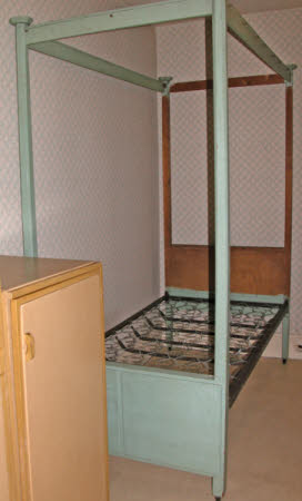 Fourposter bed header
