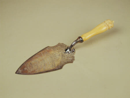 Presentation trowel