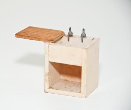 Doll's house sink unit