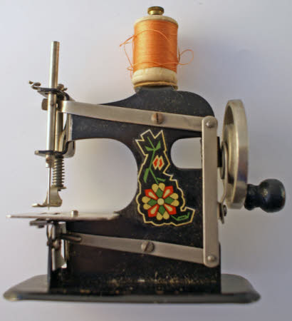 Toy sewing machine