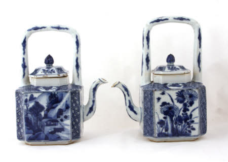 A pair of Kangxi teapots with lids.