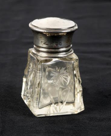 Dressing table pot