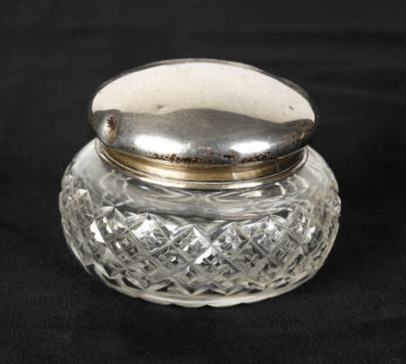 Dressing table pot