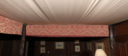 Bed valance