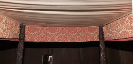 Bed valance