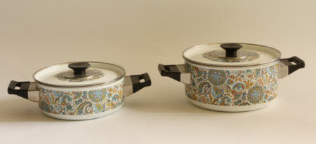 Two saucepans with lids.