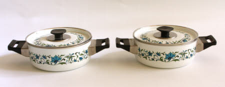 Two saucepans with lids.