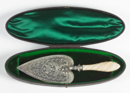 Presentation trowel
