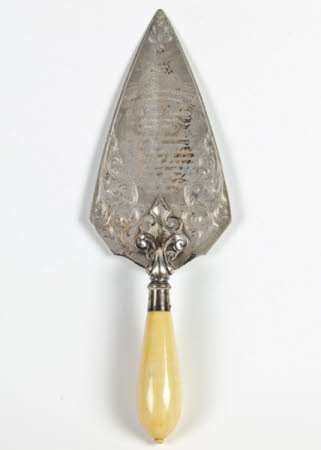 Presentation trowel