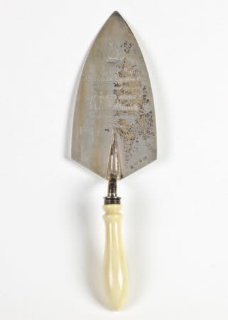 Presentation trowel