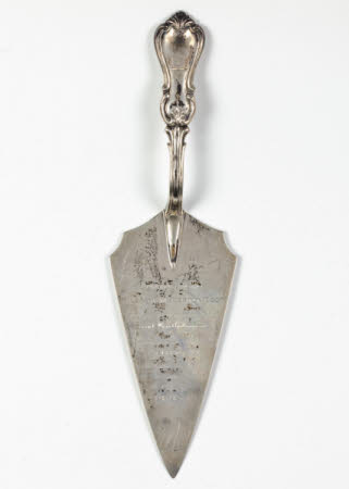 Presentation trowel