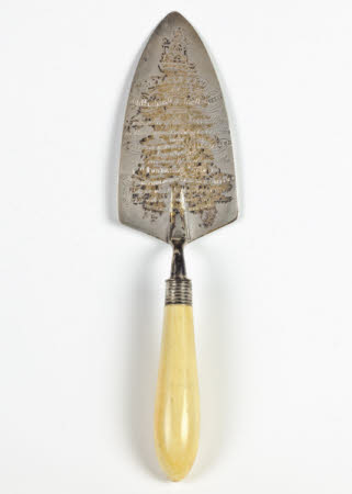 Presentation trowel