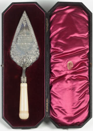 Presentation trowel