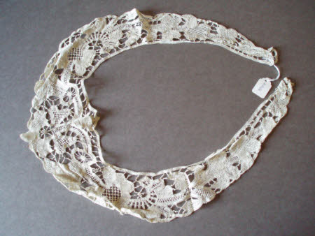 Lace collar