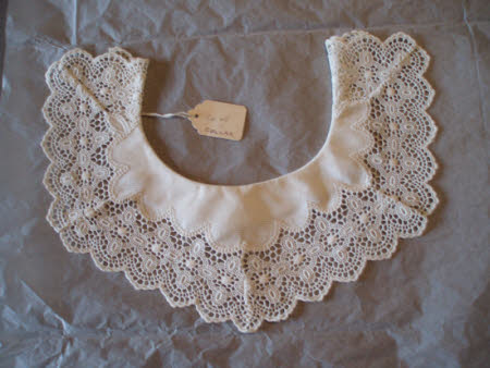 Lace collar