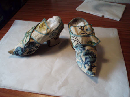 Adult's shoe