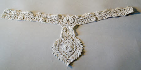 Lace collar